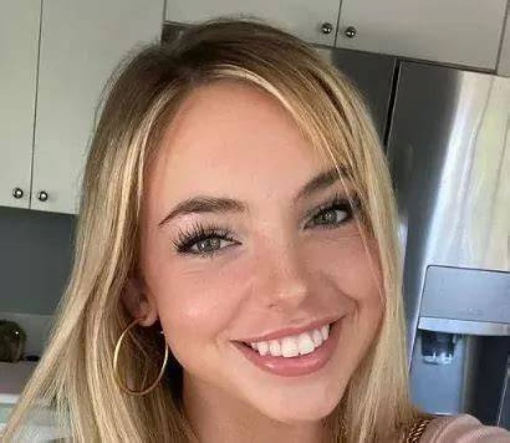 Emma Kotos [Model] Wiki, Husband, Net Worth, Height, Age & More