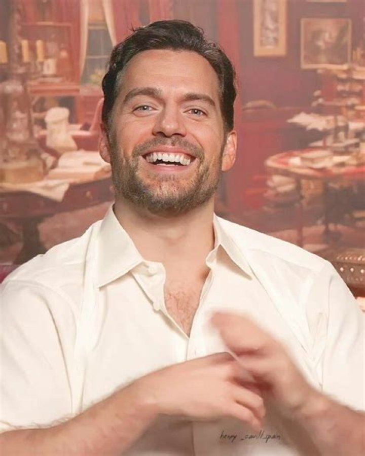 Henry Cavill is looking at himself in a mirror in The Tudors.