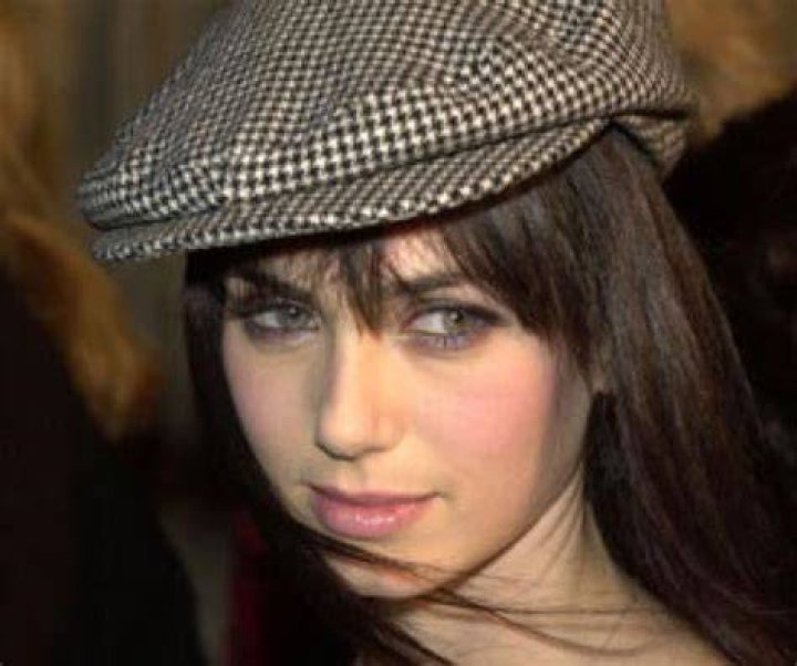 Mia Kirshner Bra Size, Age, Weight, Height, Measurements